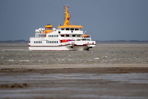Reisende sollen sich wegen erwarteter höherer Wasserstände über Fährabfahrten von und zu den Inseln vor Reisebeginn informieren.