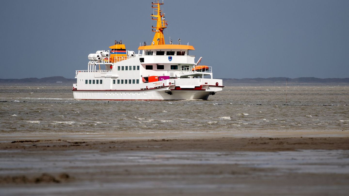 Reisende sollen sich wegen erwarteter höherer Wasserstände über Fährabfahrten von und zu den Inseln vor Reisebeginn informieren.