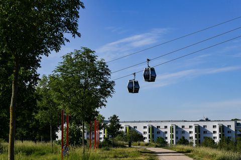 Für die Seilbahn in Marzahn gelten auch künftig keine BVG-Fahrkarten. (Archivbild) Foto: Jens Kalaene/dpa-Zentralbild/dpa