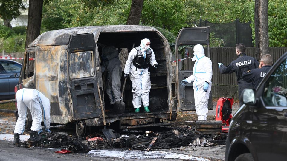 Ermittler untersuchen den ausgebrannten Kastenwagen von Martin P.