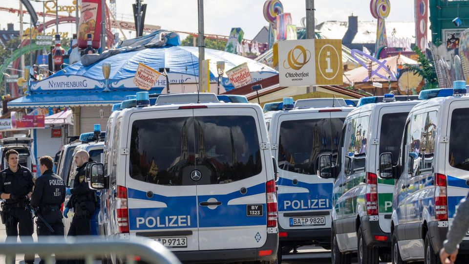 Mit großem Aufwand suchte die Polizei auf dem Oktoberfestgelände nach Sprengstoff