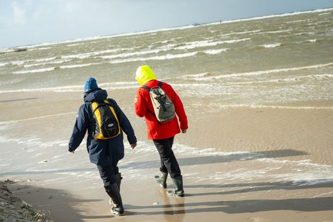 Wetterfeste Kleidung ist beim Spaziergang an der Nordsee in den nächsten Tagen ein Muss. (Archivfoto) Foto: Jonas Walzberg/dpa