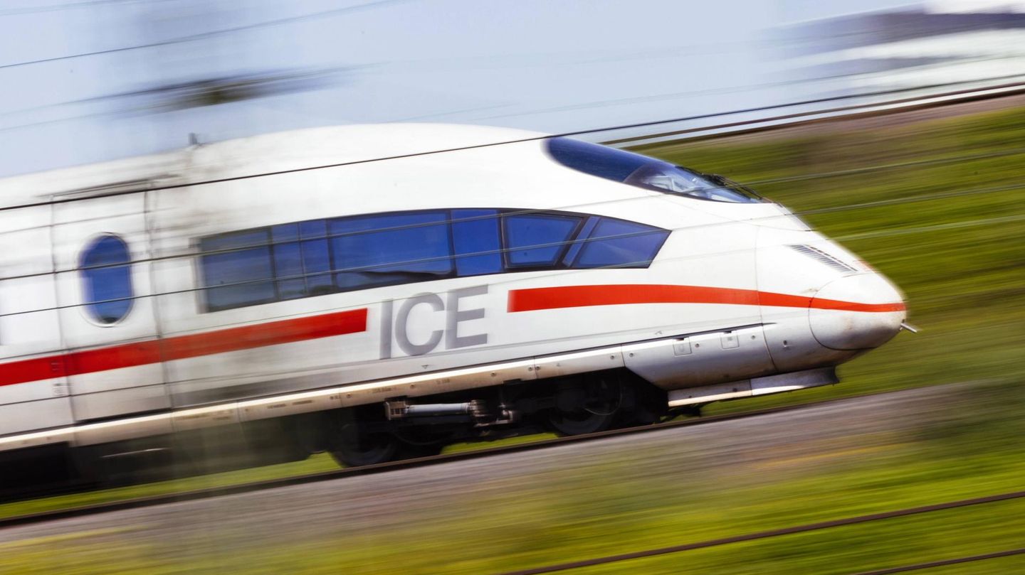 Ein ICE fährt auf einer Strecke