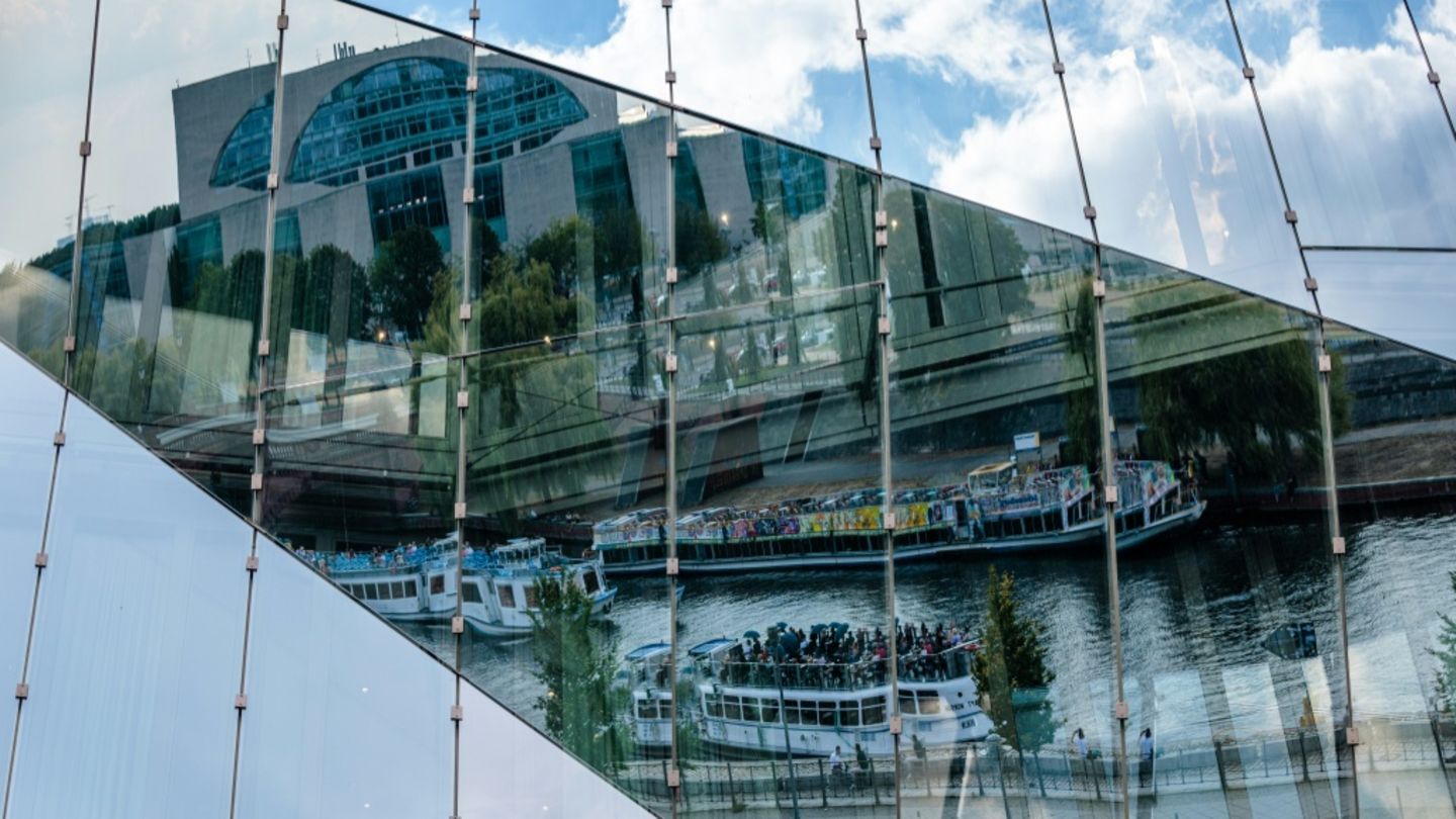 Spree und Kanzleramt spiegeln sich in Berliner Gebäude