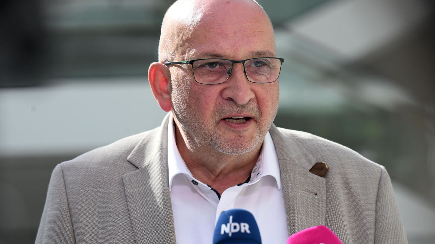 Bahnt sich in der rot-grünen Koalition ein Streit ums Verbrenner-Aus an? Grünen-Fraktionschef Schulz-Hendel beschwört Einigkeit.