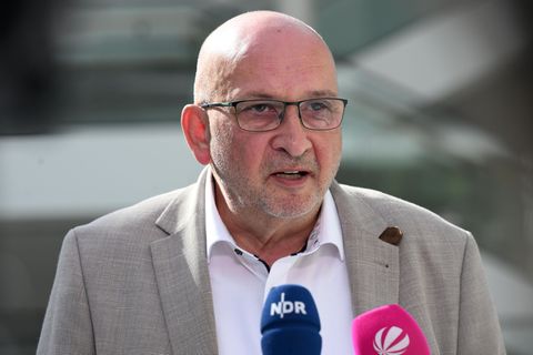 Bahnt sich in der rot-grünen Koalition ein Streit ums Verbrenner-Aus an? Grünen-Fraktionschef Schulz-Hendel beschwört Einigkeit.
