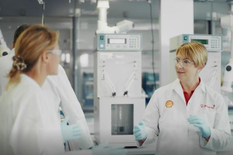 Im Shell Labor entsteht ein neuer Formel-1-Rennkraftstoff aus nicht-fossilen Rohstoffen