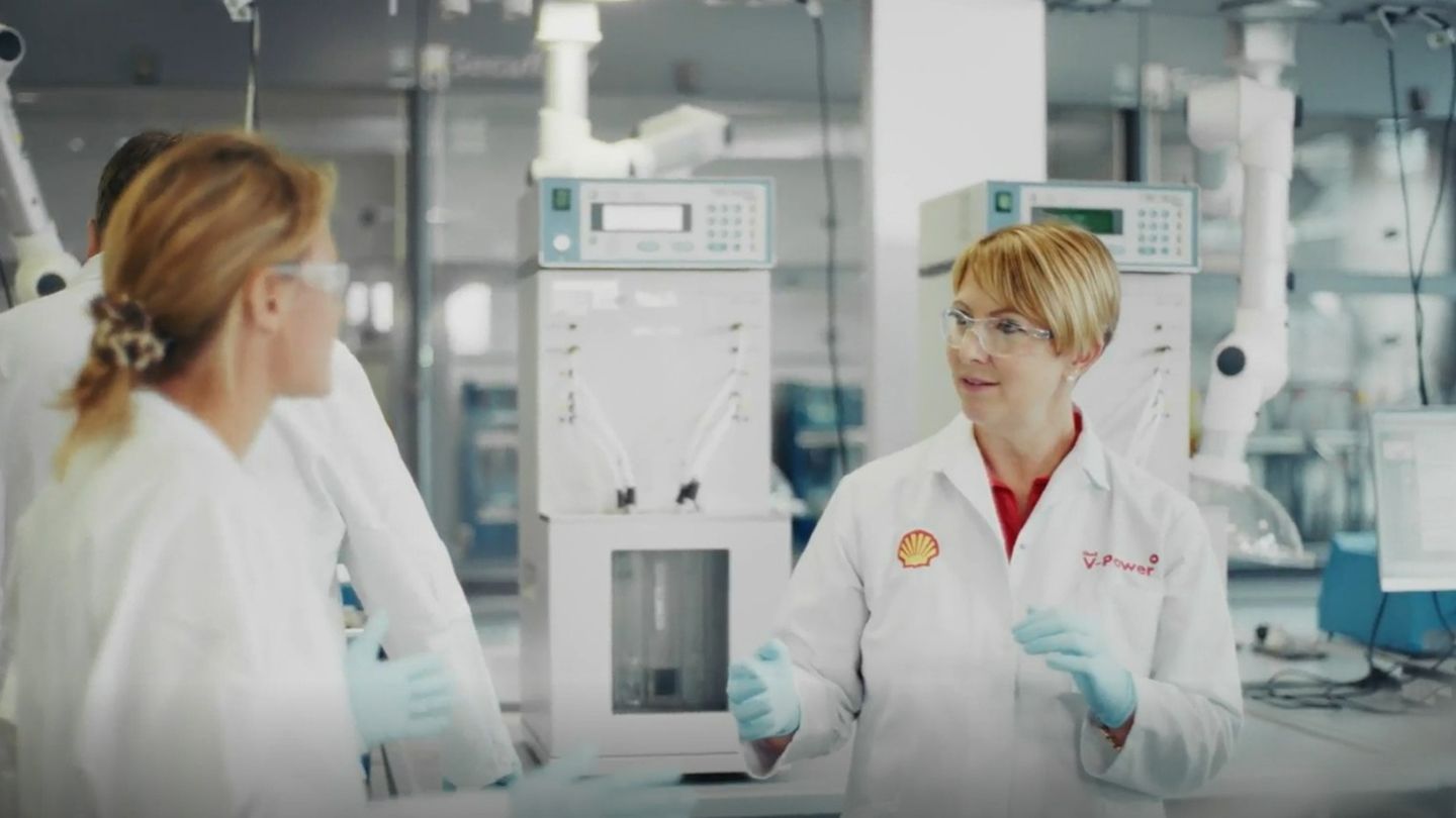 Im Shell Labor entsteht ein neuer Formel-1-Rennkraftstoff aus nicht-fossilen Rohstoffen