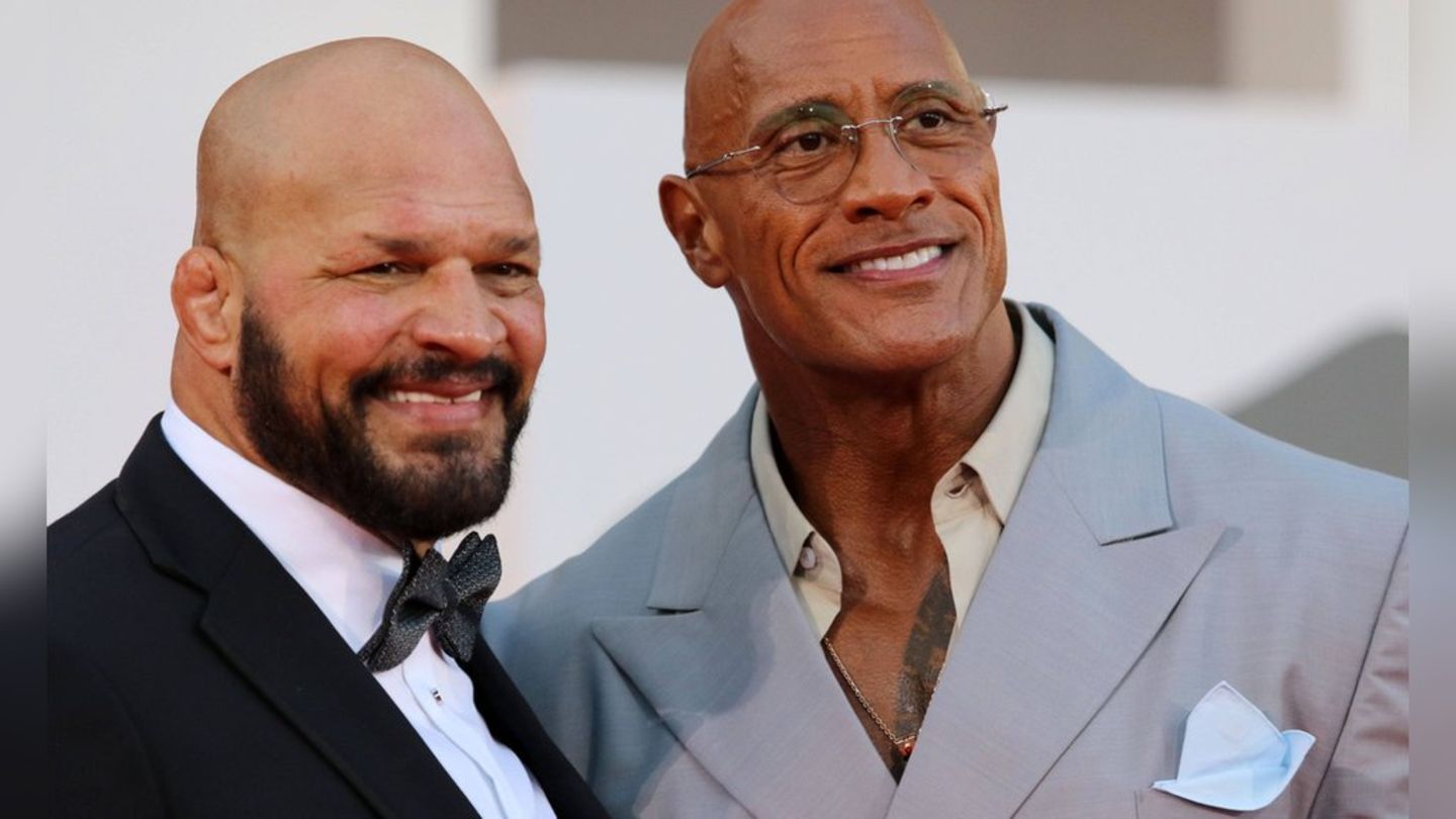 Mark Kerr (l.) und Dwayne Johnson posieren auf dem roten Teppich in Venedig.