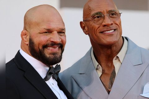 Mark Kerr (l.) und Dwayne Johnson posieren auf dem roten Teppich in Venedig.