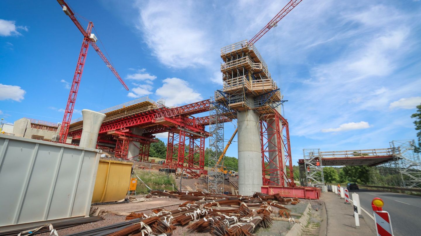 Stocken manche Autobahnprojekte in Hessen? Darüber hat der Landtag kontrovers diskutiert. (Symbolbild) Foto: Nadine Weigel/Dpa/N