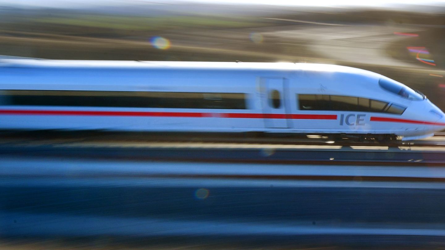 Ein ICE von Berlin nach München legte eine Notbremsung ein - wegen eines Schwarzfahrers. (Symbolbild) Foto: Martin Schutt/dpa-Ze
