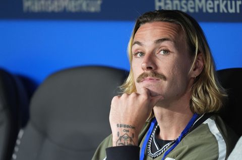 Derzeit nur als Zuschauer bei Spielen seines FC St. Pauli dabei: Kapitän Jackson Irvine. Foto: Marcus Brandt/dpa