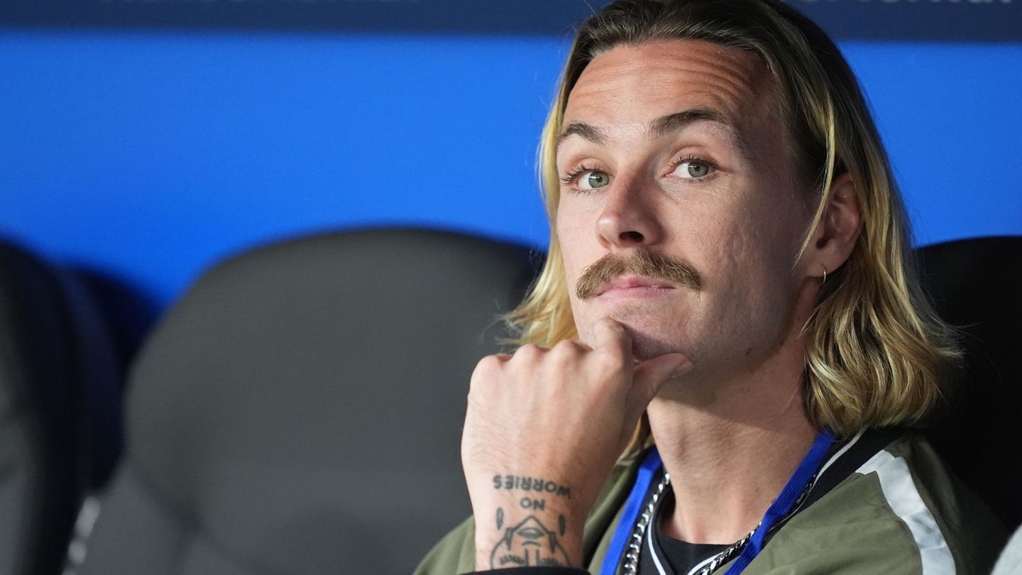 Derzeit nur als Zuschauer bei Spielen seines FC St. Pauli dabei: Kapitän Jackson Irvine. Foto: Marcus Brandt/dpa