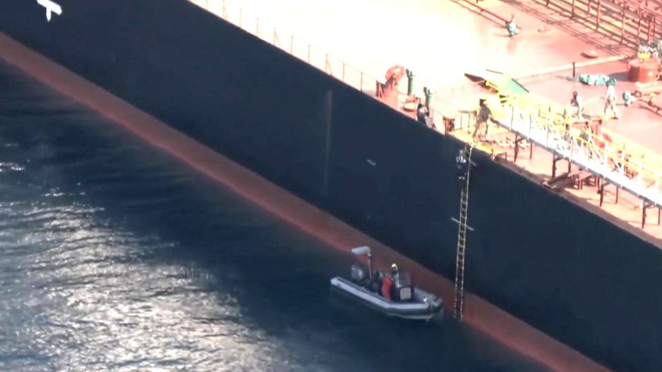 Frachter Video zeigt Stopp von verdächtigem russischen Tanker