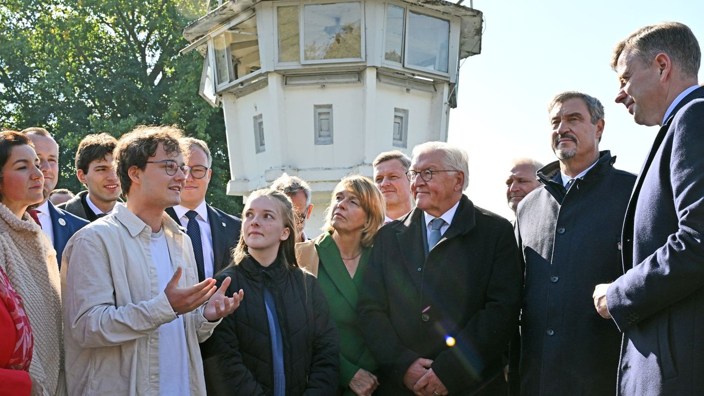 Am einstigen Grenzstreifen informiert sich der Bundespräsident (3. von rechts) über das Deutsch-Deutsche Museum Mödlareuth. Foto