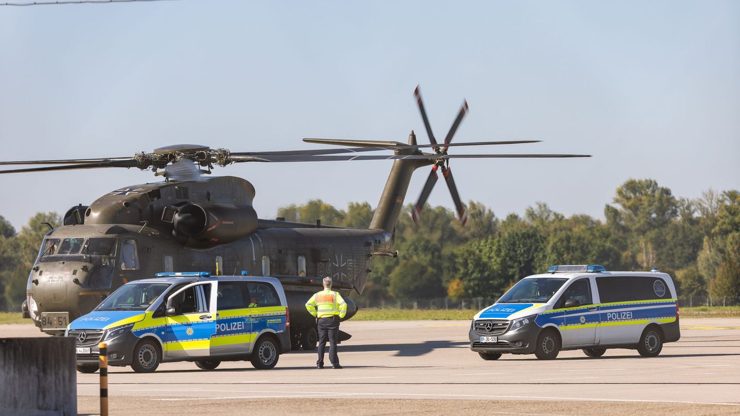 Einer der Beschuldigten wurde mit einem Bundeswehr-Hubschrauber nach Karlsruhe gebracht. Foto: Philipp von Ditfurth/dpa