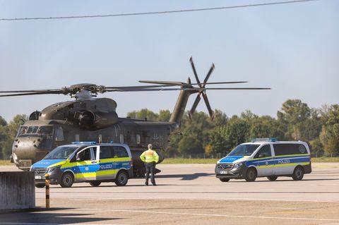 Einer der Beschuldigten wurde mit einem Bundeswehr-Hubschrauber nach Karlsruhe gebracht. Foto: Philipp von Ditfurth/dpa