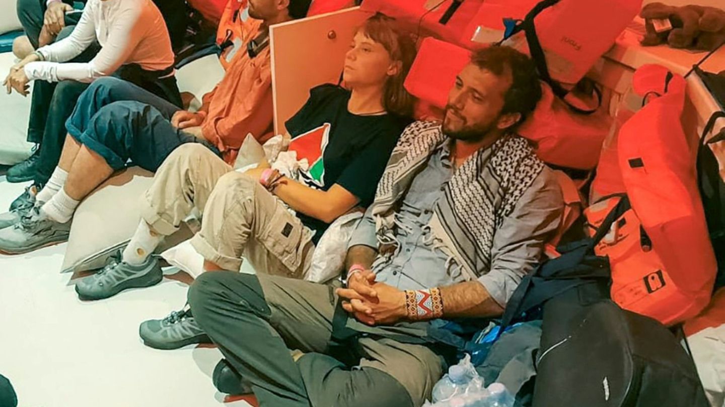 Greta Thunberg und Aktivisten nach dem Abfangen