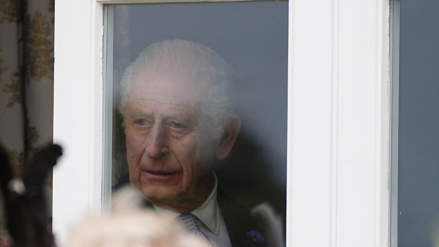 Der britische König Charles III. und seine Frau Camilla sind nach eigenen Angaben zutiefst schockiert und betrübt über den Angri