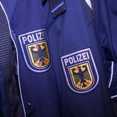 Der Mann gab freiwillig zu, Drogen im Gepäck zu haben. (Symbolbild) Foto: Patrick Pleul/dpa