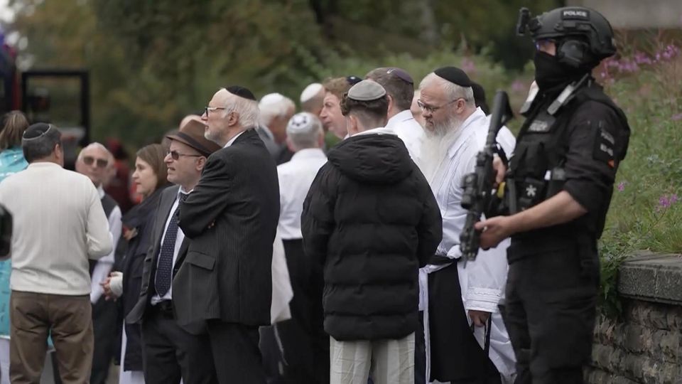 Amokfahrt vor Synagoge: Mann fährt in Menschenmenge – und sticht um sich