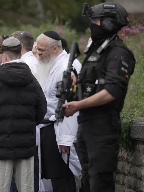 Amokfahrt vor Synagoge: Mann fährt in Menschenmenge – und sticht um sich
