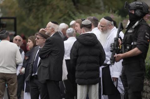 Amokfahrt vor Synagoge: Mann fährt in Menschenmenge – und sticht um sich