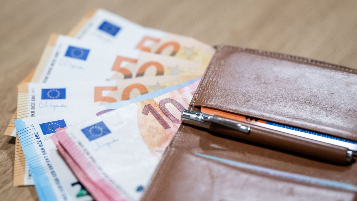 Ein Mensch hat eine Geldbörse gestohlen, das Geld aber nun zurückgegeben. (Symbolbild) Foto: Hannes P Albert/dpa