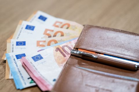 Ein Mensch hat eine Geldbörse gestohlen, das Geld aber nun zurückgegeben. (Symbolbild) Foto: Hannes P Albert/dpa