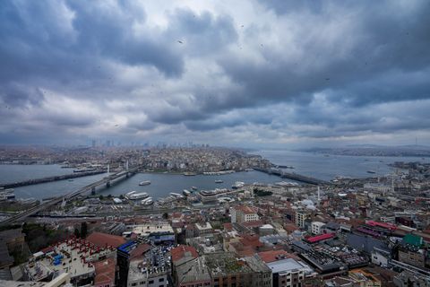 Das Erdbeben schreckte die Menschen in Istanbul auf. (Symbolbild) Foto: Emrah Gurel/AP/dpa