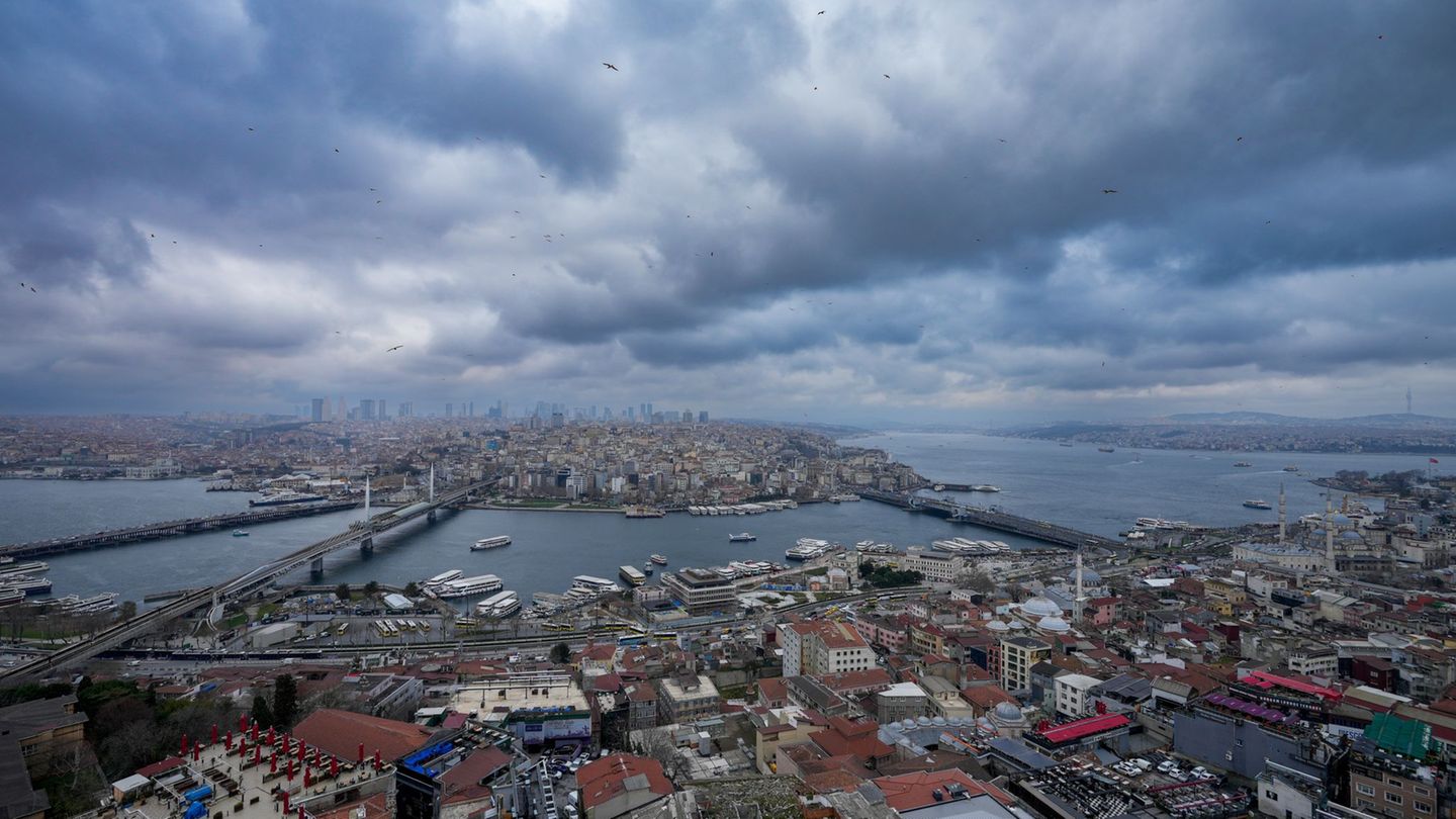 Das Erdbeben schreckte die Menschen in Istanbul auf. (Symbolbild) Foto: Emrah Gurel/AP/dpa