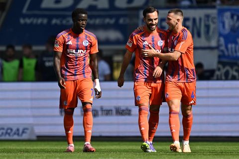 Christian Gomis (l) fehlt Schalke in Bielefeld. (Archivbild) Foto: Hendrik Schmidt/dpa