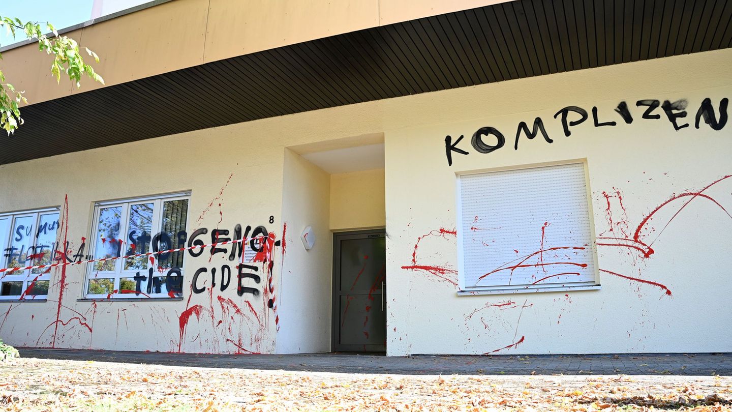 "Stop Genocide" steht unter anderem am Gebäude des CDU-Büros. Foto: David Pichler/dpa