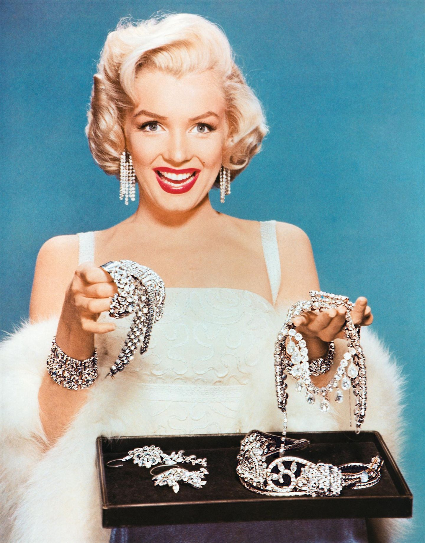 Marilyn Monroe präsentiert Diamantschmuck, 1955