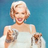 Marilyn Monroe präsentiert Diamantschmuck, 1955