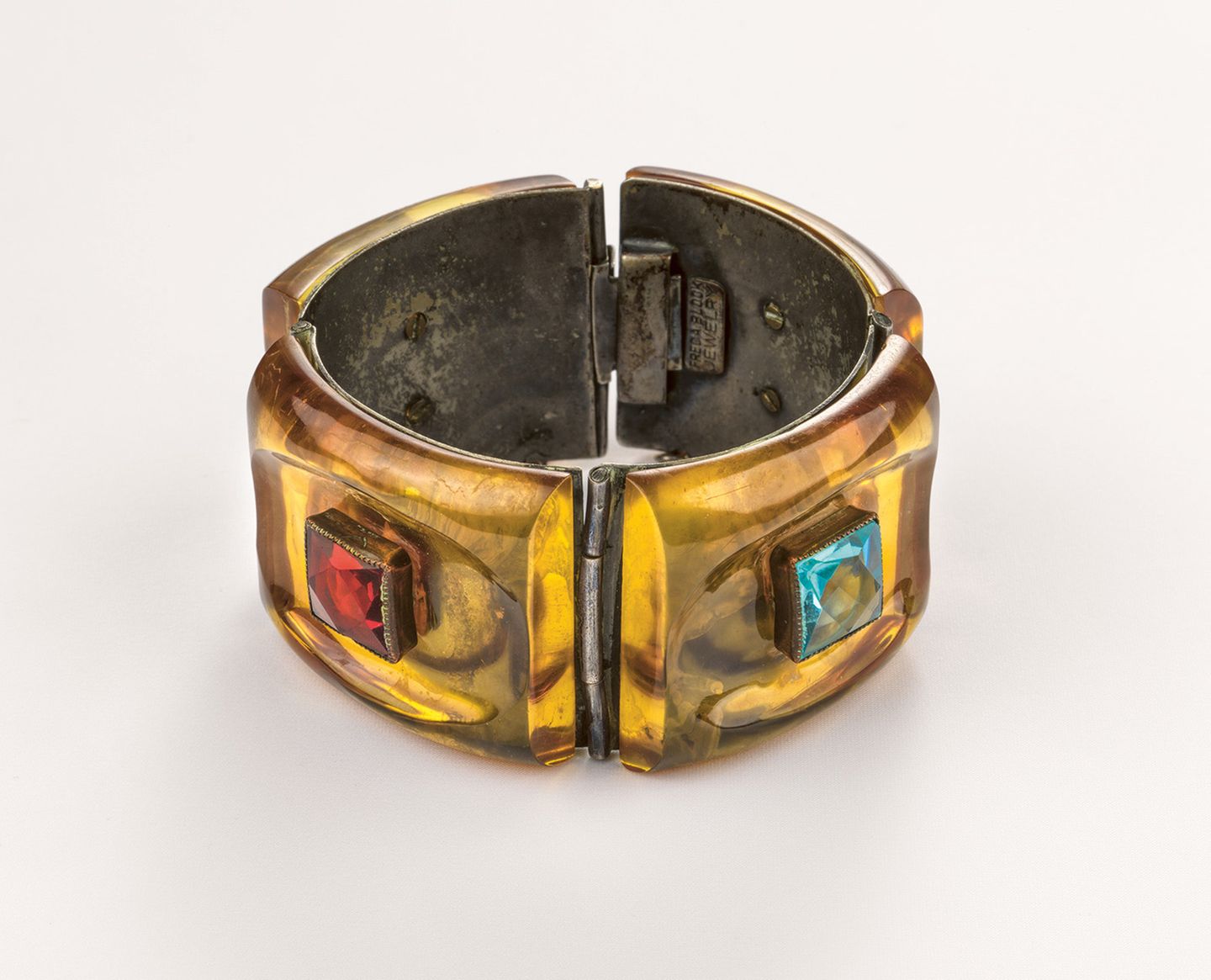 Armband mit Strasssteinen