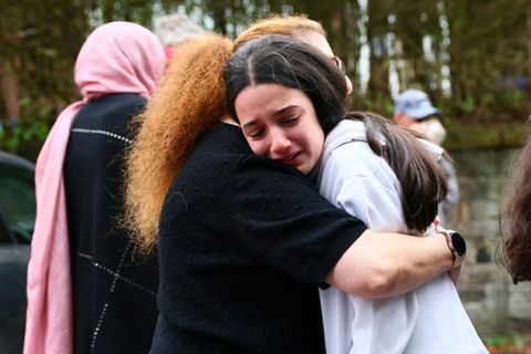 Frauen vor der Synagoge in Manchester