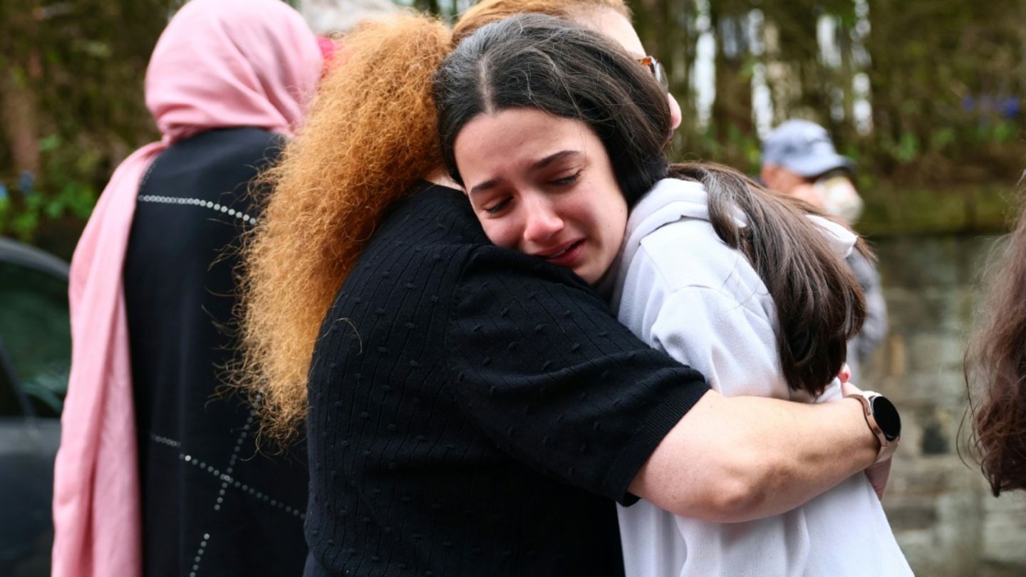 Frauen vor der Synagoge in Manchester