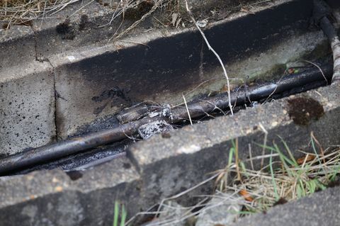 Brandspuren sind nach dem Anschlag auf die Bahnstrecke Düsseldorf-Duisburg am Rande von Gleisen in einem Betontrog zu sehen. (Ar