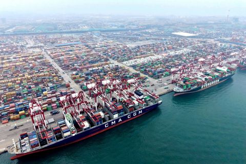 Containerverladung im chinesischen Qingdao