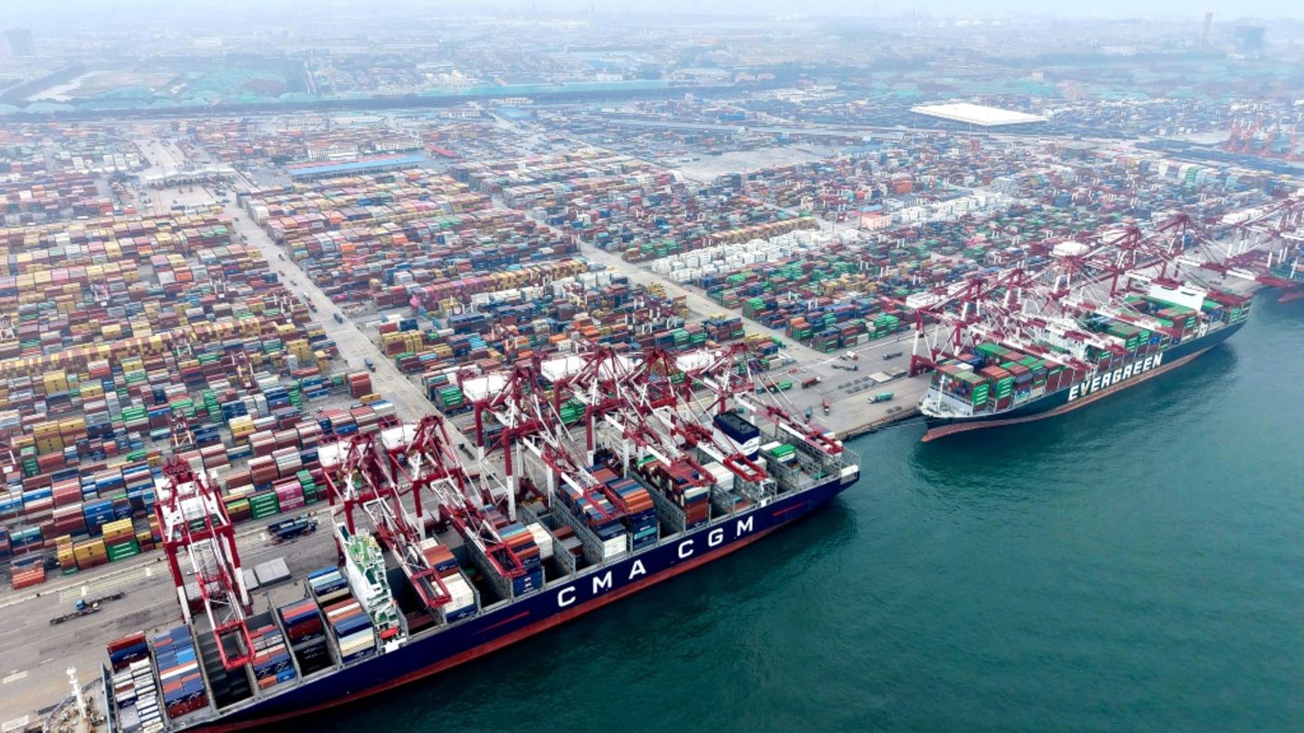 Containerverladung im chinesischen Qingdao