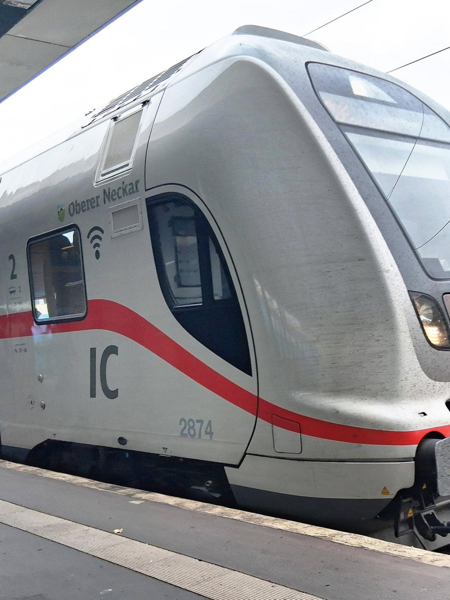 Intercity der Deutschen Bahn am Gleis