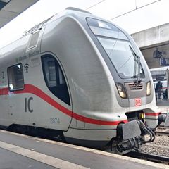 Intercity der Deutschen Bahn am Gleis
