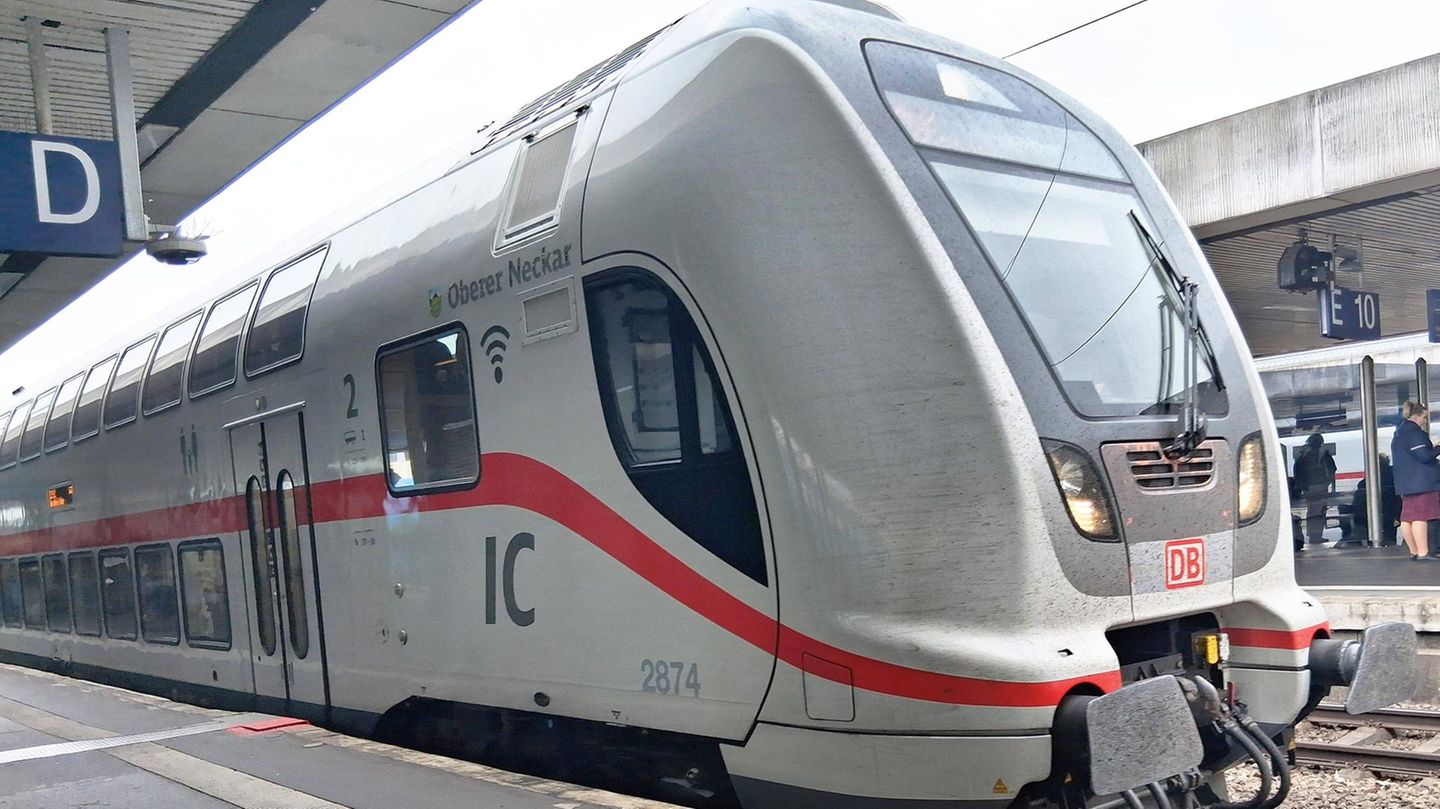 Intercity der Deutschen Bahn am Gleis
