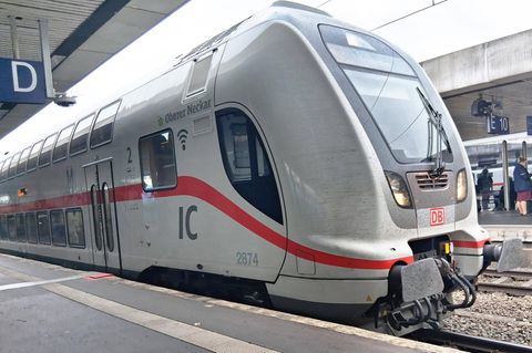 Intercity der Deutschen Bahn am Gleis