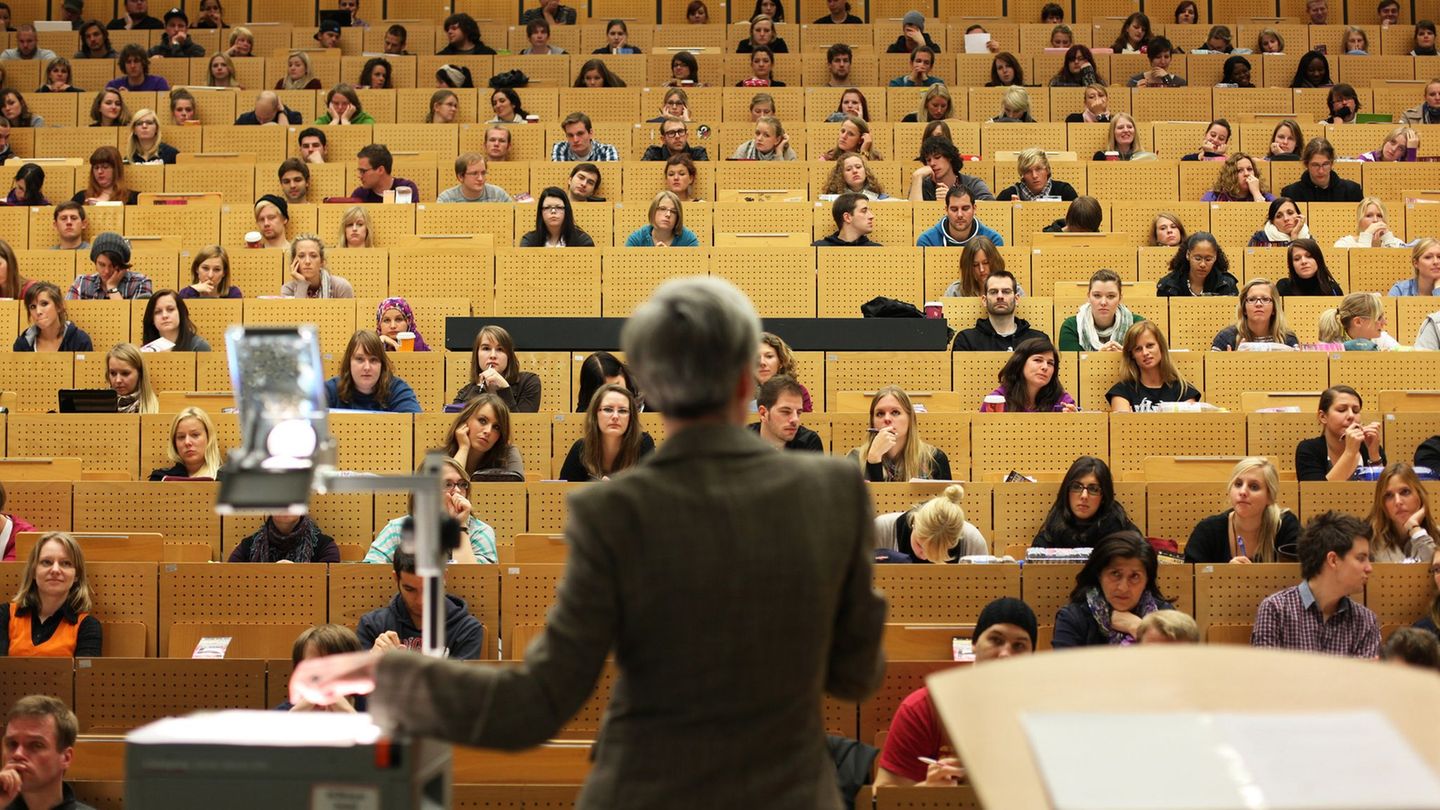 Mit einem Protestbrief wenden sich zehn Hochschulen gegen geplante Kürzungen. (Symbolbild) Foto: Fabian Stratenschulte/dpa
