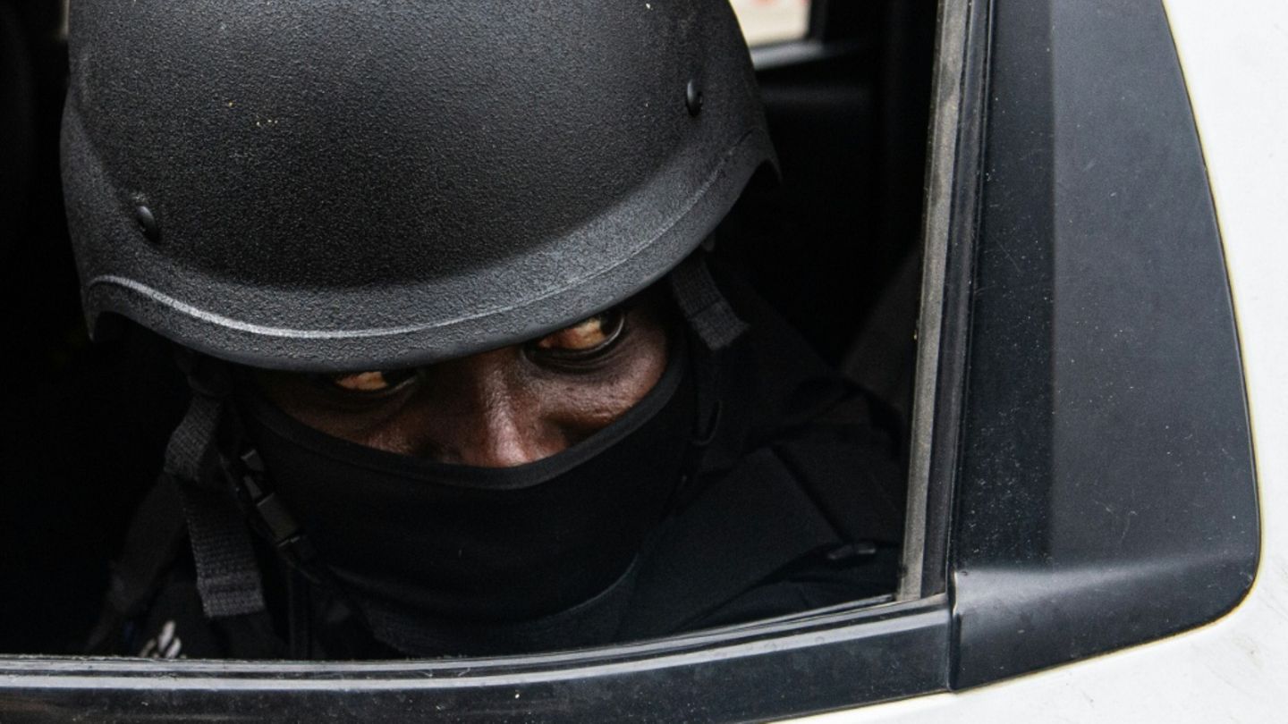 Polizist bei Patrouille in Vorort von Port-au-Prince