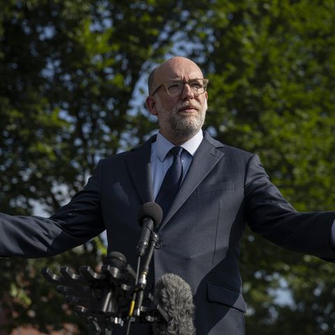 Russell Vought, Direktor der Haushaltsbehörde, spricht auf dem Gelände des Weißen Hauses mit Journalisten