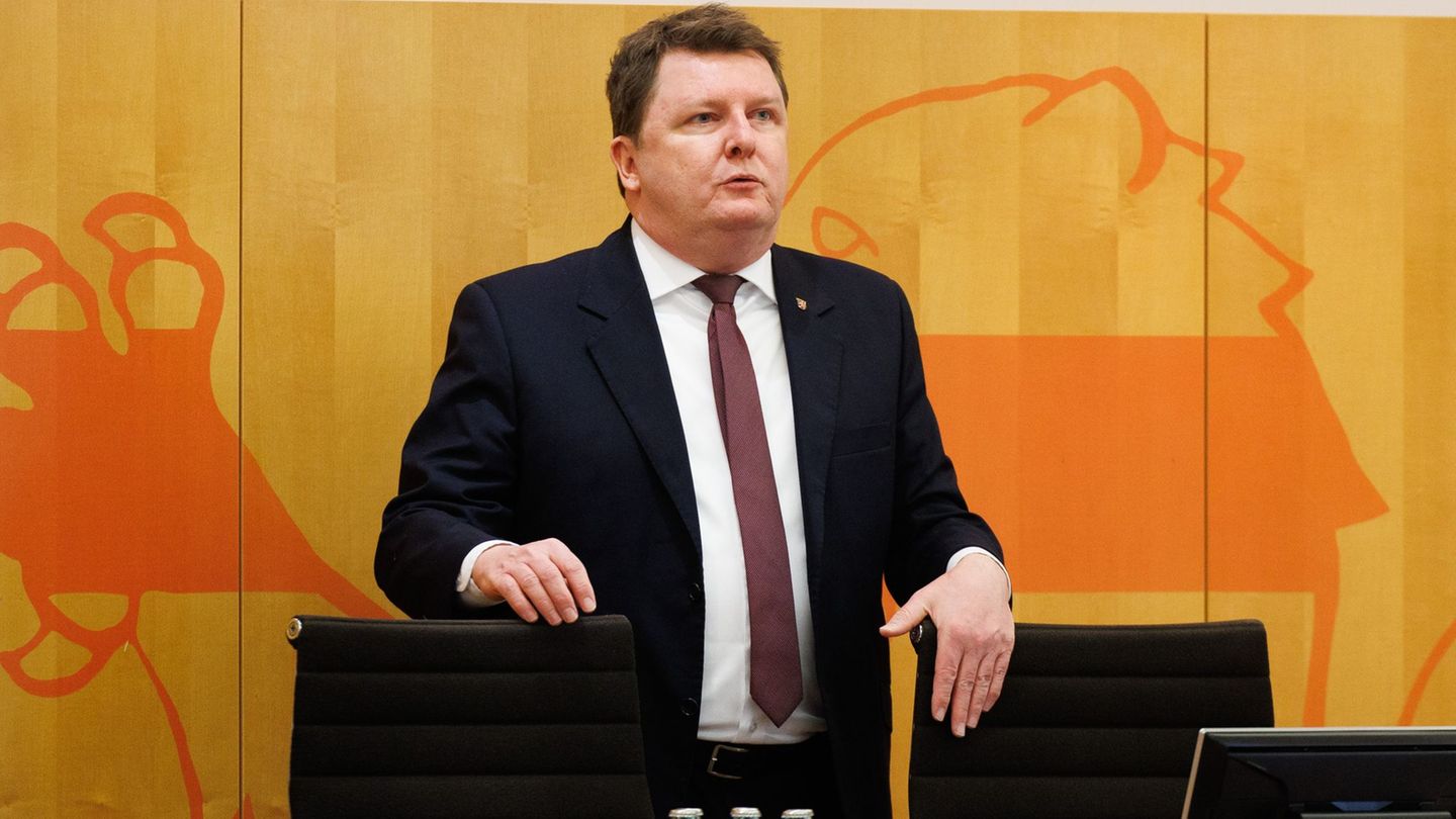 Marius Weiß (SPD), Vorsitzender des Untersuchungsausschusses zur Entlassung einer Staatssekretärin, informiert über den Zeitplan